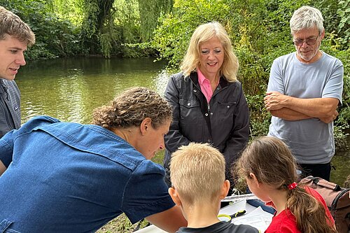 Liz Jarvis MP with children testing a sample from the River Itchen