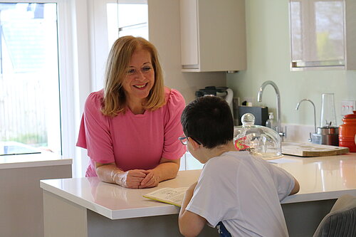 Liz Jarvis MP talking to a small child on a kitchen counter