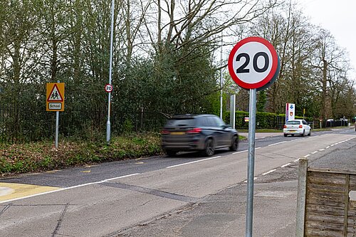 Sevenoaks 20mph sign in front of school