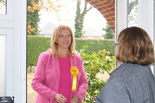 Liz Jarvis MP speaking to a woman on the doorstep