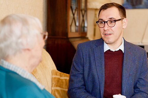 Tom Gordon chatting with local resident about crime.