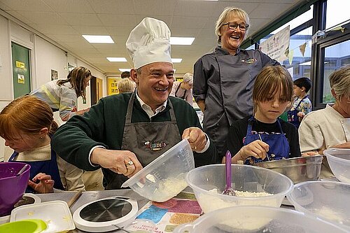 Picture of Ed Davey cooking in a school